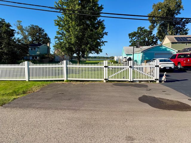 827 W Northeast Shore Drive, Mchenry, IL 60051