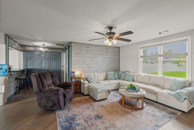 827 W Northeast Shore Drive, Mchenry, IL 60051