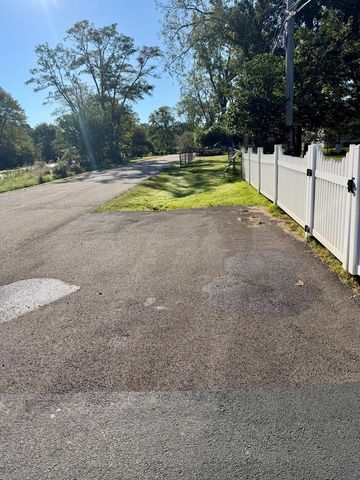 827 W Northeast Shore Drive, Mchenry, IL 60051