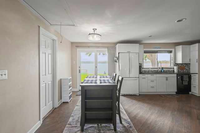 827 W Northeast Shore Drive, Mchenry, IL 60051