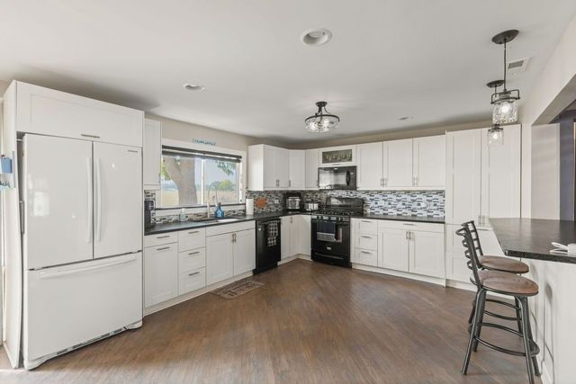827 W Northeast Shore Drive, Mchenry, IL 60051