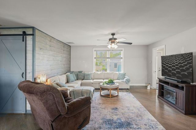 827 W Northeast Shore Drive, Mchenry, IL 60051
