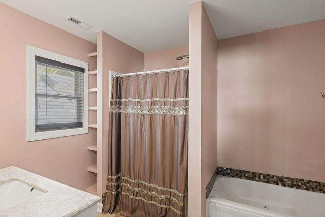827 W Northeast Shore Drive, Mchenry, IL 60051