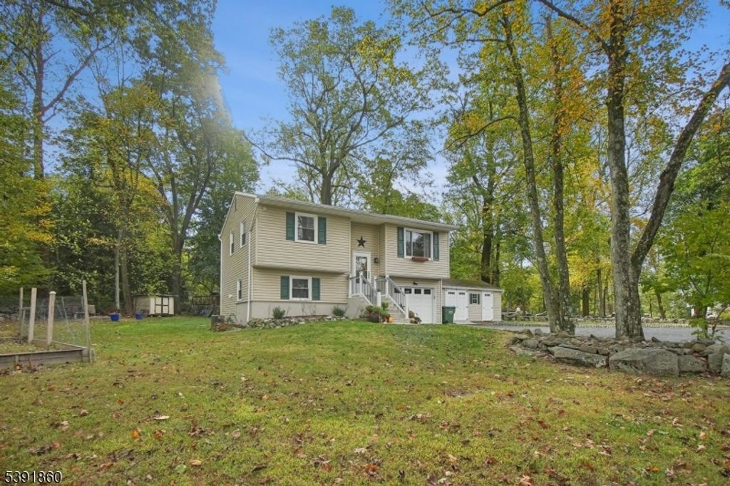 3 Winding Way, Holland Twp., NJ 08848