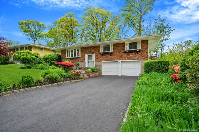 44 Mackay Drive, Hauppauge, NY 11788