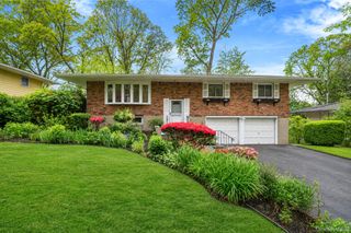 44 Mackay Drive, Hauppauge, NY 11788