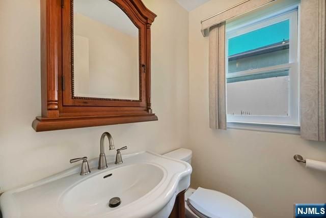 5 Skie Drive, Paramus, NJ 07652