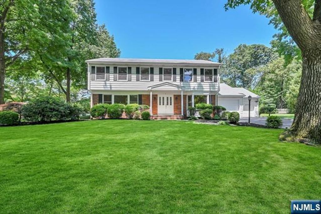 5 Skie Drive, Paramus, NJ 07652