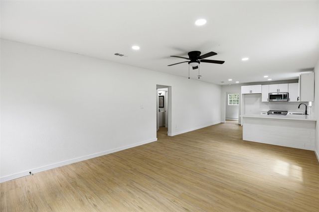 8414 Schiro Road, Hitchcock, TX 77563