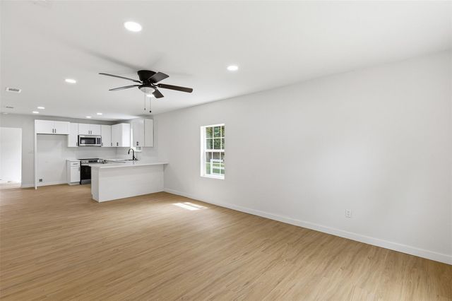 8414 Schiro Road, Hitchcock, TX 77563