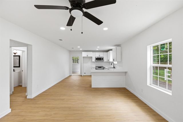 8414 Schiro Road, Hitchcock, TX 77563