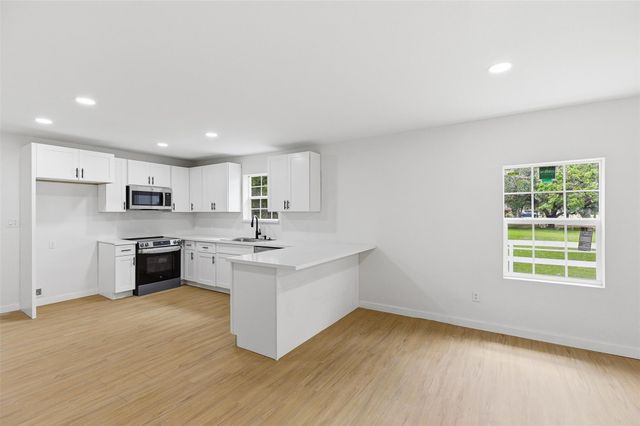 8414 Schiro Road, Hitchcock, TX 77563