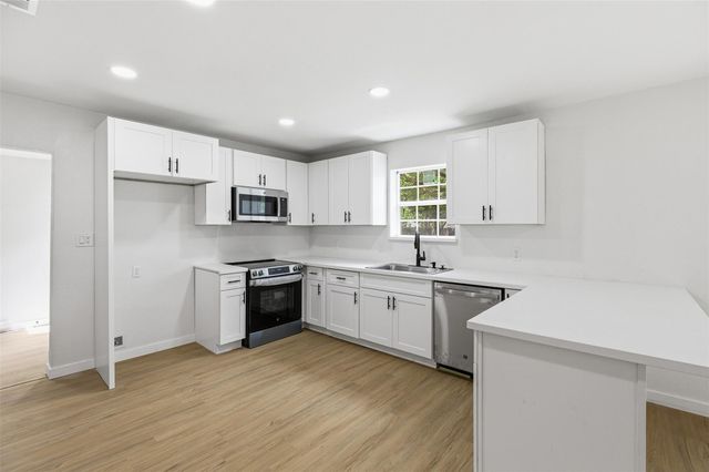 8414 Schiro Road, Hitchcock, TX 77563