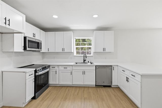 8414 Schiro Road, Hitchcock, TX 77563