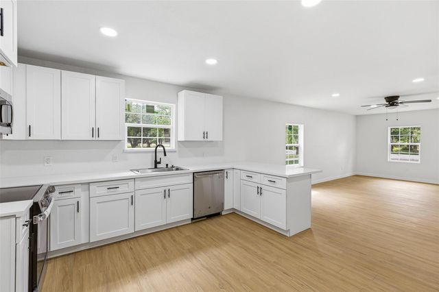 8414 Schiro Road, Hitchcock, TX 77563