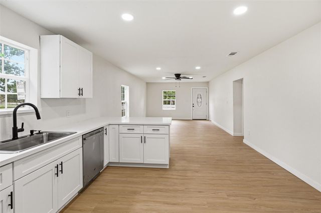 8414 Schiro Road, Hitchcock, TX 77563