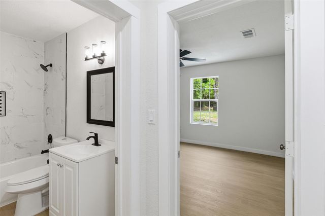 8414 Schiro Road, Hitchcock, TX 77563