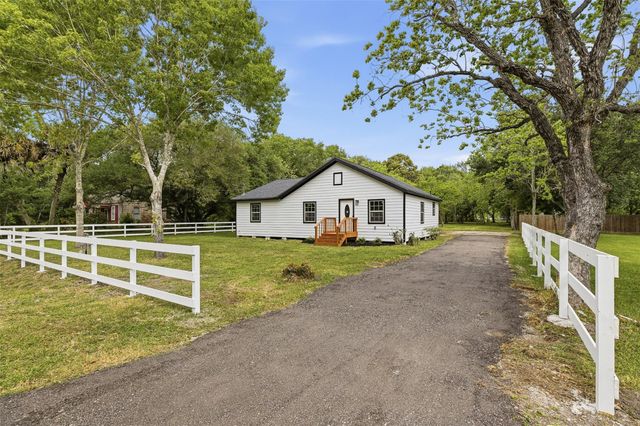 8414 Schiro Road, Hitchcock, TX 77563