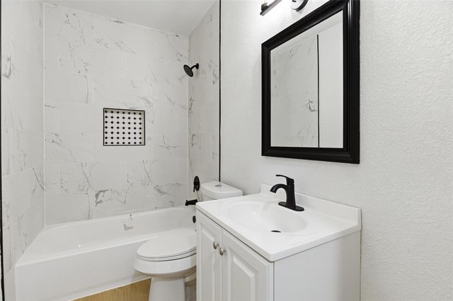 8414 Schiro Road, Hitchcock, TX 77563