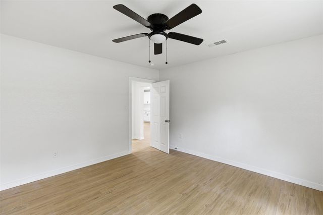 8414 Schiro Road, Hitchcock, TX 77563