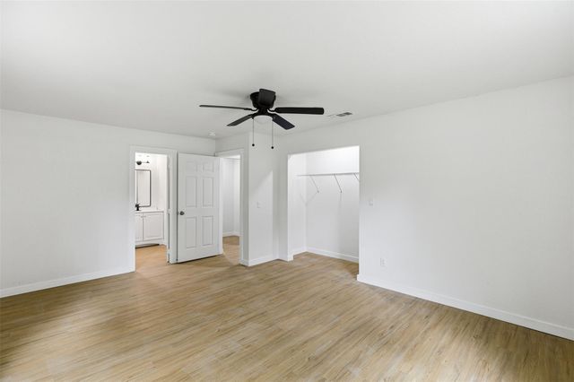 8414 Schiro Road, Hitchcock, TX 77563