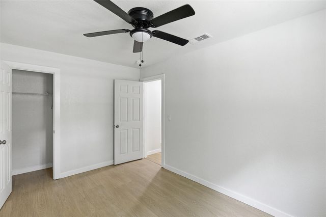 8414 Schiro Road, Hitchcock, TX 77563