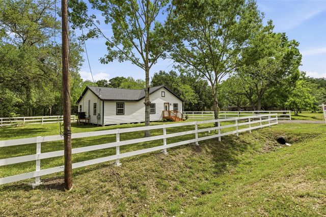 8414 Schiro Road, Hitchcock, TX 77563