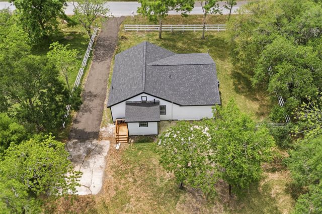 8414 Schiro Road, Hitchcock, TX 77563