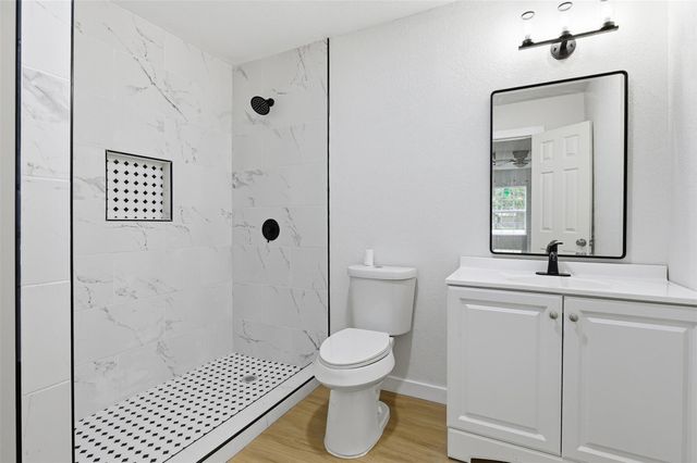 8414 Schiro Road, Hitchcock, TX 77563