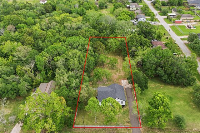 8414 Schiro Road, Hitchcock, TX 77563