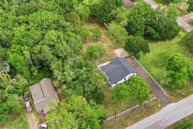 8414 Schiro Road, Hitchcock, TX 77563