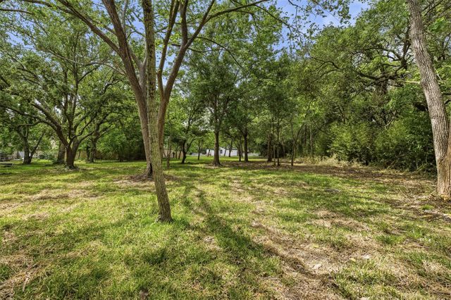 8414 Schiro Road, Hitchcock, TX 77563