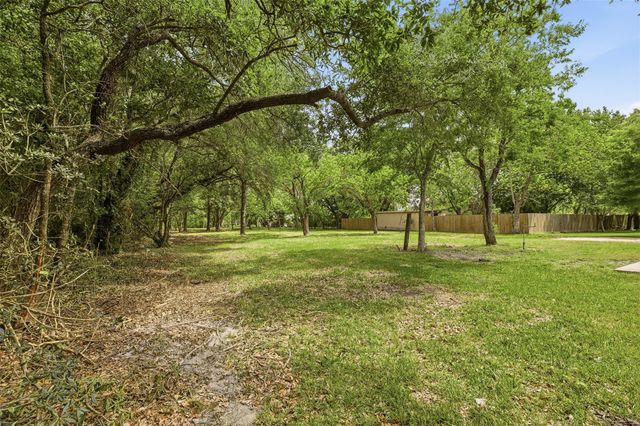 8414 Schiro Road, Hitchcock, TX 77563