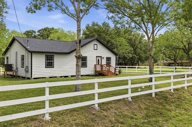 8414 Schiro Road, Hitchcock, TX 77563