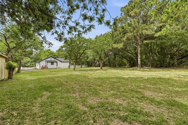 8414 Schiro Road, Hitchcock, TX 77563