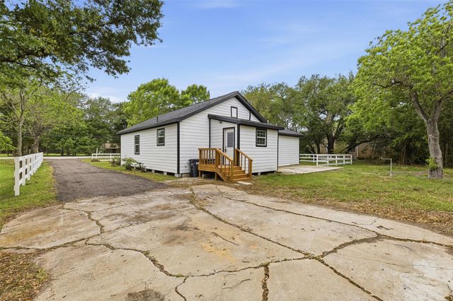 8414 Schiro Road, Hitchcock, TX 77563