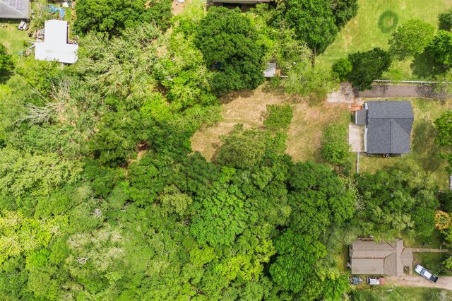 8414 Schiro Road, Hitchcock, TX 77563