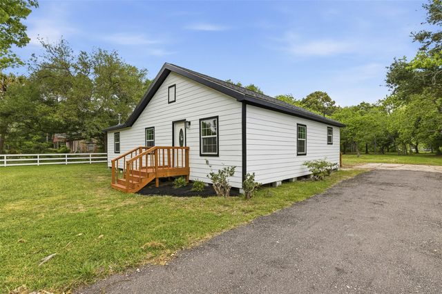 8414 Schiro Road, Hitchcock, TX 77563