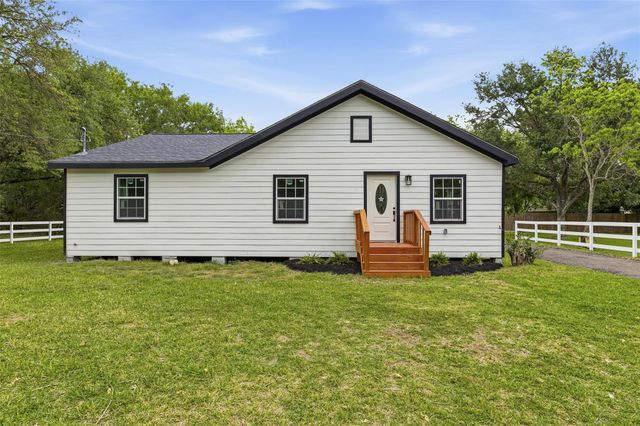 8414 Schiro Road, Hitchcock, TX 77563