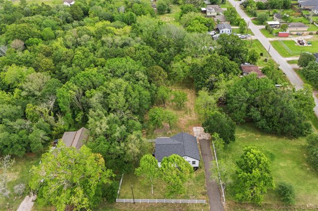 8414 Schiro Road, Hitchcock, TX 77563