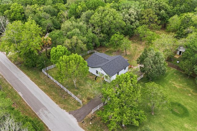 8414 Schiro Road, Hitchcock, TX 77563