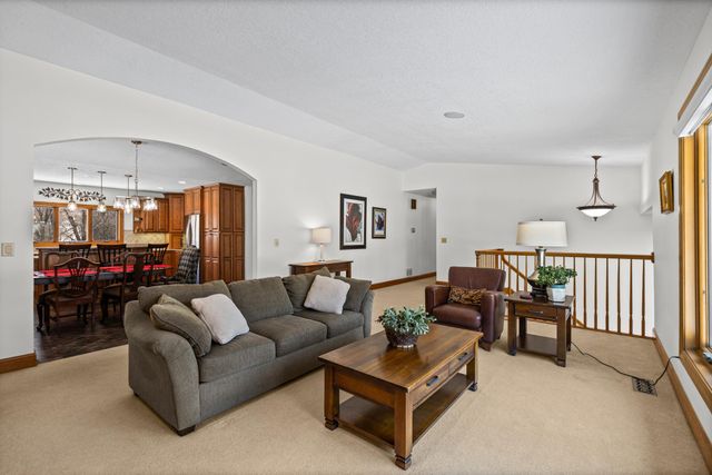 16800 Creek Ridge Trail, Minnetonka, MN 55345