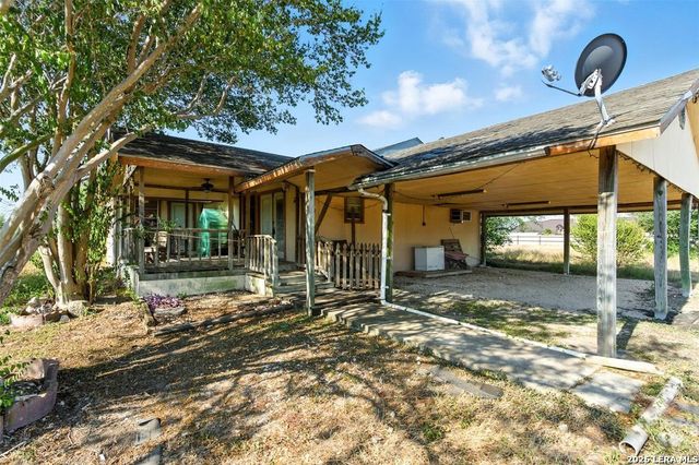 4672 Rakowitz, Adkins, TX 78101