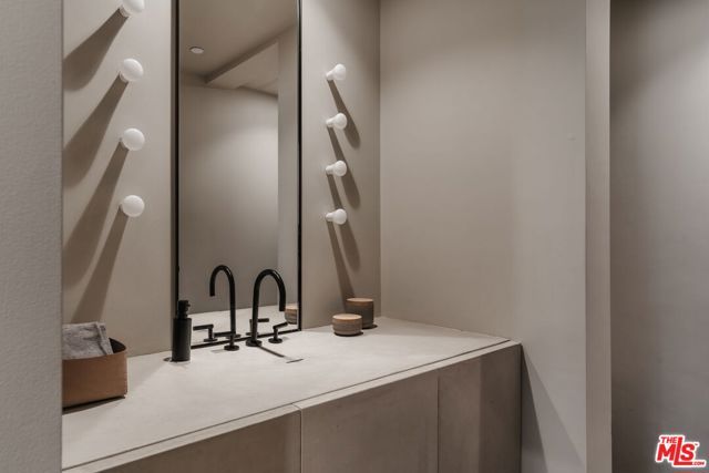 23500 Park Sorrento C34, Calabasas, CA 91302