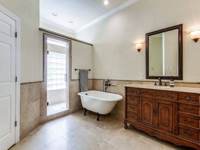 6205 Twin Oaks Circle, Dallas, TX 75240