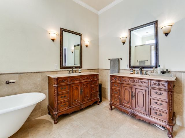 6205 Twin Oaks Circle, Dallas, TX 75240