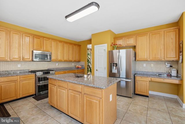 4 HARTFELD RD, Newtown, PA 18940