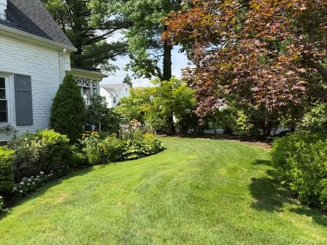 18 Shoreview Road, Manhasset, NY 11030