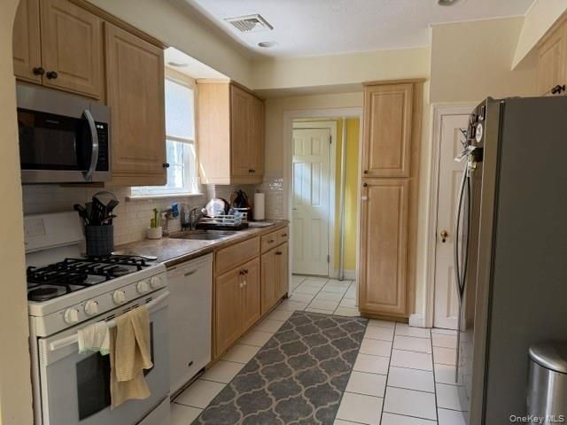 18 Shoreview Road, Manhasset, NY 11030