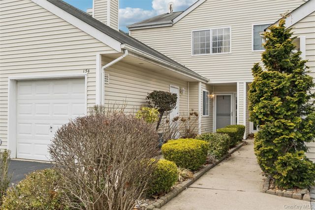 154 Farm House Court, Manorville, NY 11949